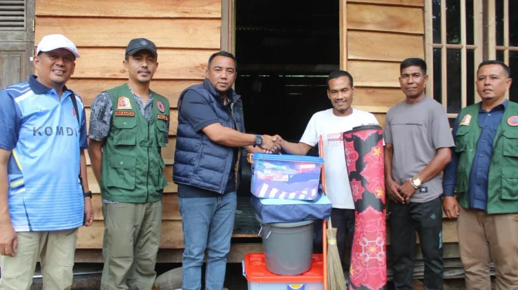 Tinjau Huntara, Wabub Nagan Raya Antarkan Daging Meugang Sambut Puasa