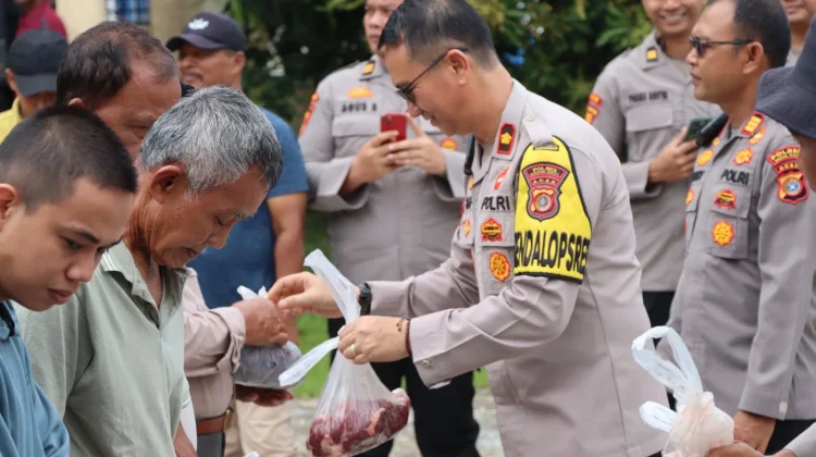 Polres Nagan Raya Bagikan 481 Paket Daging Meugang dan Kurma