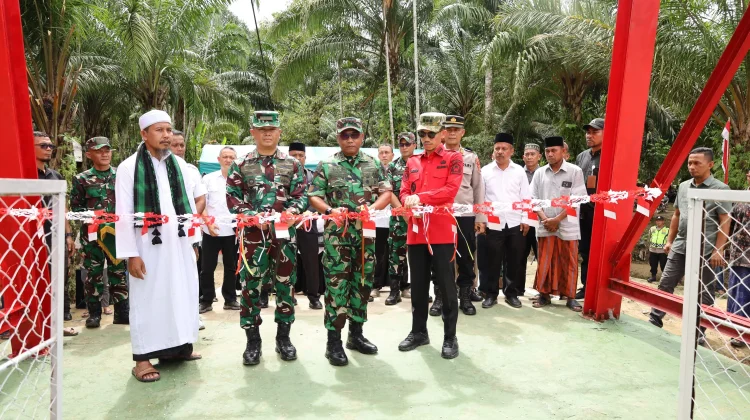 Korem 012/Teuku Umar dan  Pemda Aceh Barat Bangun Kembali Jembatan