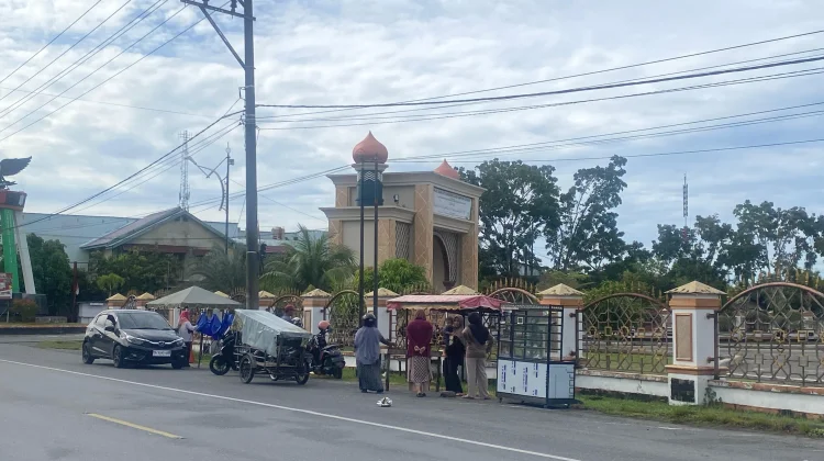 Hari Pertama Ramadan, Para Pedagang Mulai Siapkan Lapak Jualan