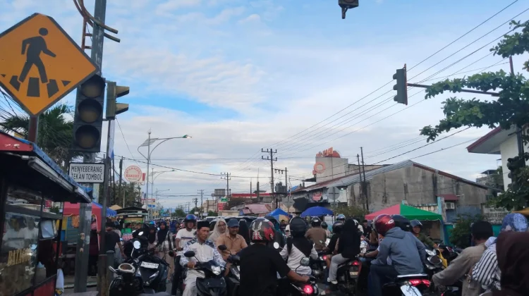 Hari Pertama Puasa Ramadan, Jalan Kota Meulaboh Padat Pengendara