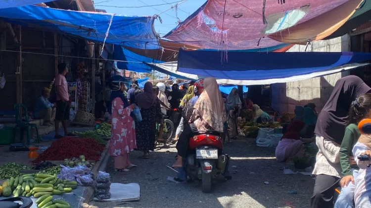 Minggu pertama Ramadan, Pasar Simpang 4 ramai sejak pagi