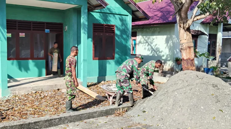 Personel Kodim 0105/Abar Rehap Rumah Warga Kurang Mampu