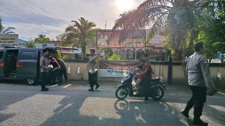 Personel Polsek Johan Pahlawan Bagi Takjil
