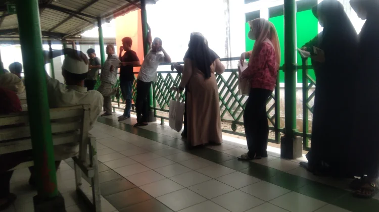 pasien tidak kebagian tempat duduk antrian di RSUD cutyakdin