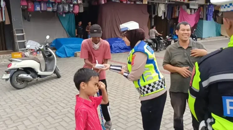 Satlantas Polres Aceh Barat Berbagi Takjil di Simpang Pelor