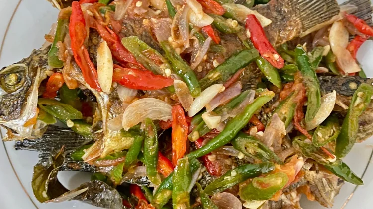 Ikan Nila Goreng Tumis Cabai Hijau Jadi Primadona saat Berbuka Puasa