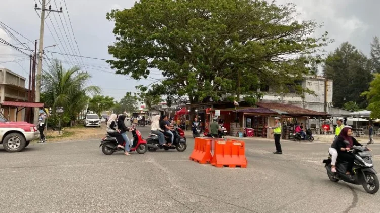 Sat Lantas Polres Aceh Jaya Atur Arus Lalu Lintas Persimpangan Padat Kenderaan