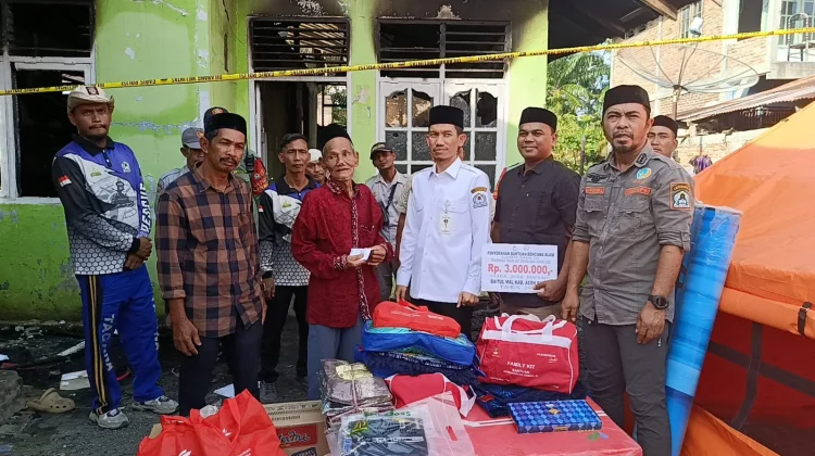 Bupati Tarmizi Salurkan Bantuan Masa Panik Korban Kebakaran Rumah di Meureubo