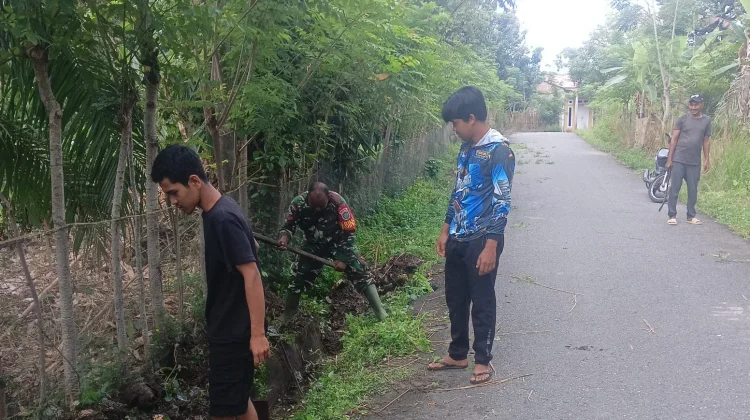 Babinsa Laksanakan Karya Bakti Bersama Masyarakat