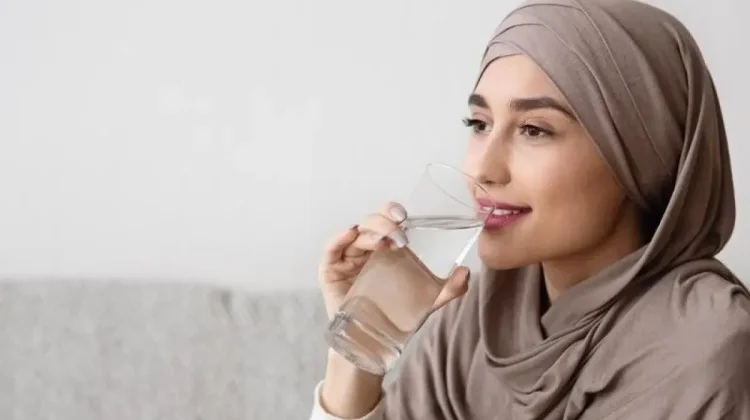 Minum Air Cukup agar Tidak Dehidrasi saat Puasa