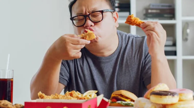 Menghindari Makan Terlalu Cepat saat Berbuka