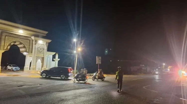 Satlantas Polres Aceh Jaya Atur Lalu Lintas di Sekitar Masjid Agung Baitul Izzah