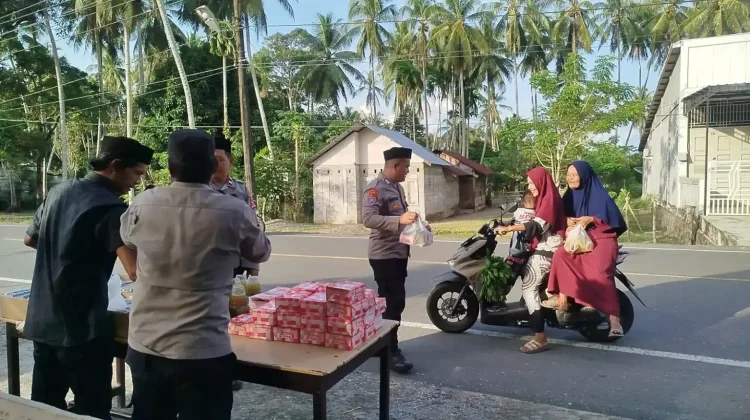 Polsek Arongan Lambalek Berbagi Takjil Ramadan