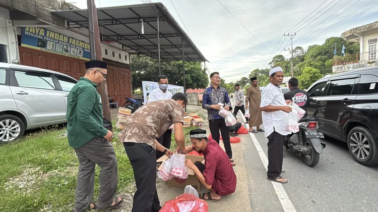 Kemenag Abdya Bagi Takjil dalam Program TerasZawa Ramadhan