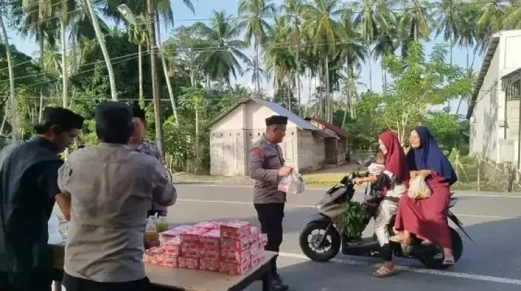 Polsek Arongan Lambalek Berbagi Takjil, Pererat Silaturahmi dengan Warga