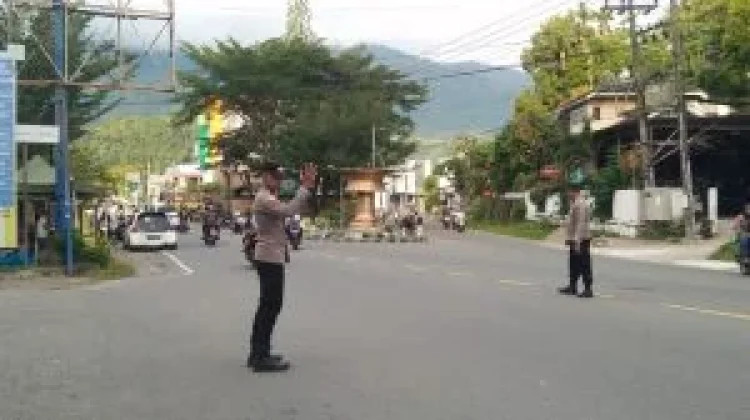 Porsonel Polsek Tapaktuan Atur lalu Lintas di Jam Sibuk Masyarakat