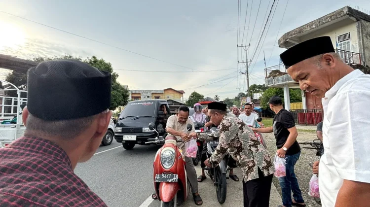 Kemenag Abdya Berbagi Takjil ke Masyarakat
