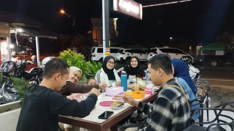 Momen Sahur Bersama Penuh Kehangatan Dan Kebersamaan