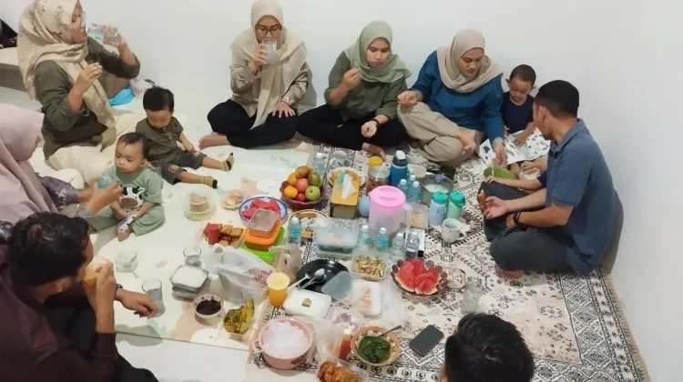 Momen Buka Puasa Keluarga Penuh Kehangatan