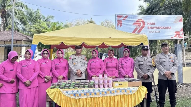 Personel Polsek Woyla Bagikan Takjil kepada Masyarakat