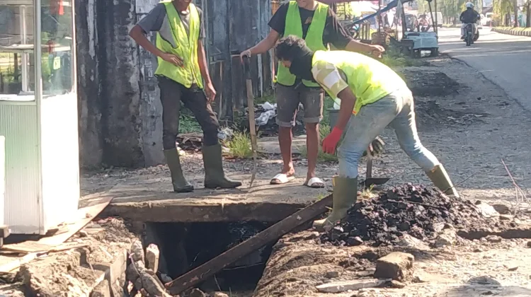 Warga Desa Runding Meulaboh Gotong Royong Bersihkan Selokan