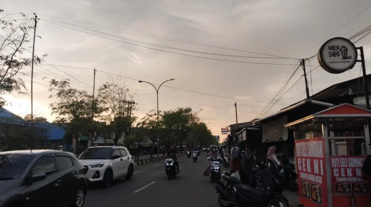Aktivitas Warga Padati Jalan Meureubo jelang Berbuka Puasa