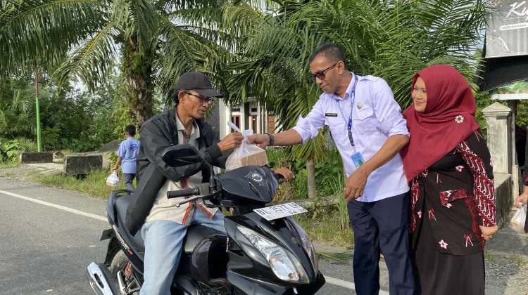 DWP RRI Meulaboh Berbagi Paket Takjil Gratis kepada Masyarakat