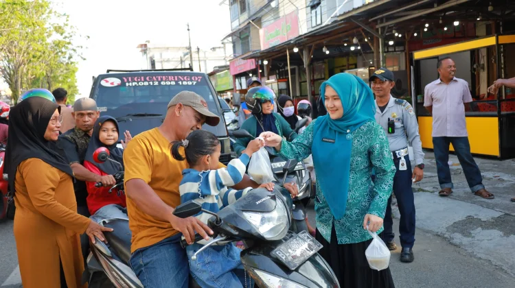 Tim PKK Aceh barat berbagi takjil