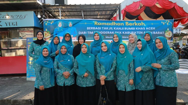 TP PKK Aceh Barat Bagikan 500 Cup Kanji Rumbi kepada Masyarakat
