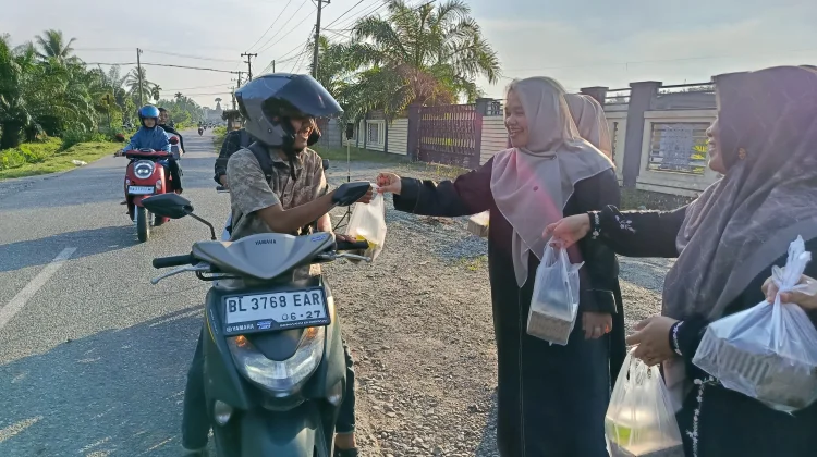 Tenaga Kesehatan  Puskesmas Meureubo Bagikan Takjil Masyarakat