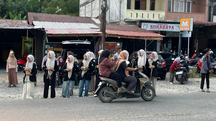 OSIS SMAN Bunga Bangsa Nagan Raya Bersama Guru Bagikan Takjil