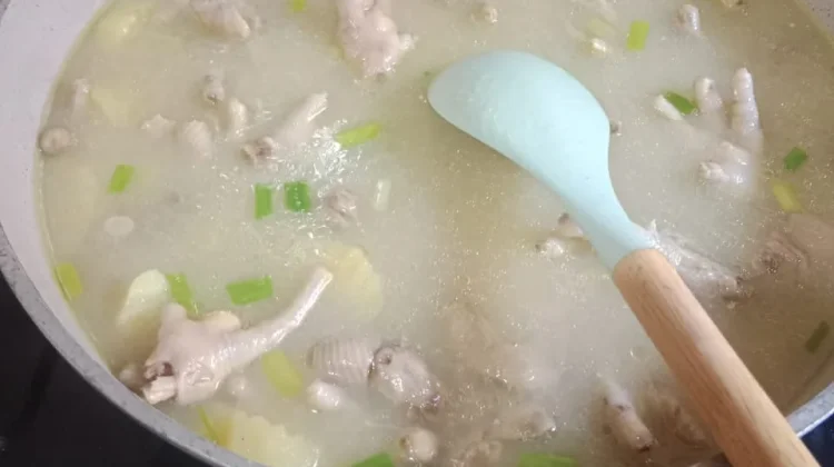 Sup Ceker Manja Penjaga Stamina Anak saat Berpuasa