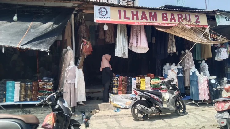 Pembeli Mulai Serbu Toko Baju Lebaran di Meulaboh