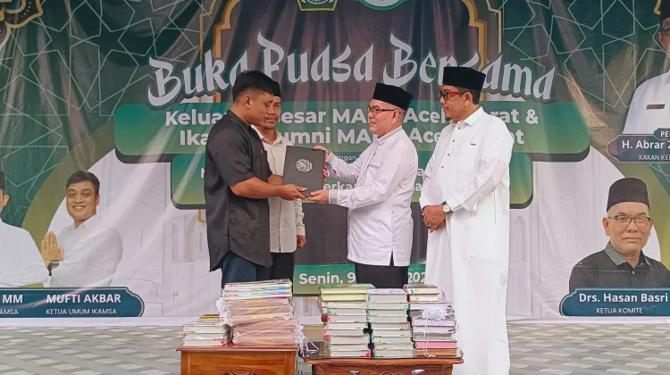 MAN 1 Aceh Barat Buka Puasa Bersama, Alumni Serahkan 150 Mushaf