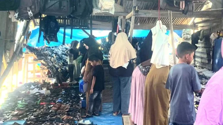 Lapak Sandal dan Sepatu di Pasar Jeuram Ramai Pembeli jelang Idulfitri
