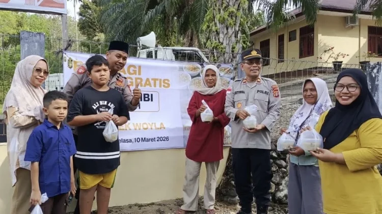 Polsek Woyla Bagikan Takjil Kanji Rumbi kepada Masyarakat