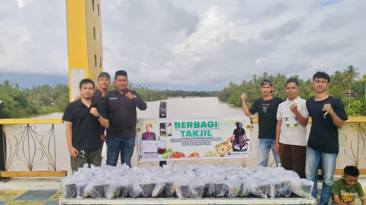 Seniman Aceh Jaya Berbagi Takjil di Jembatan Teunom