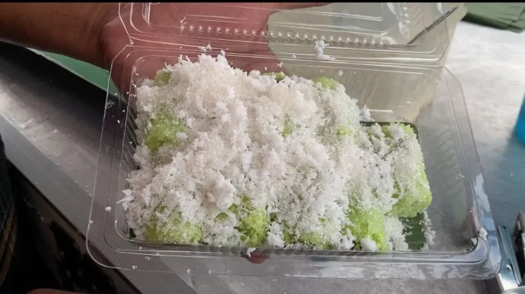 Jajanan Tradisional Putu Bambu di Pasar Simpang 4