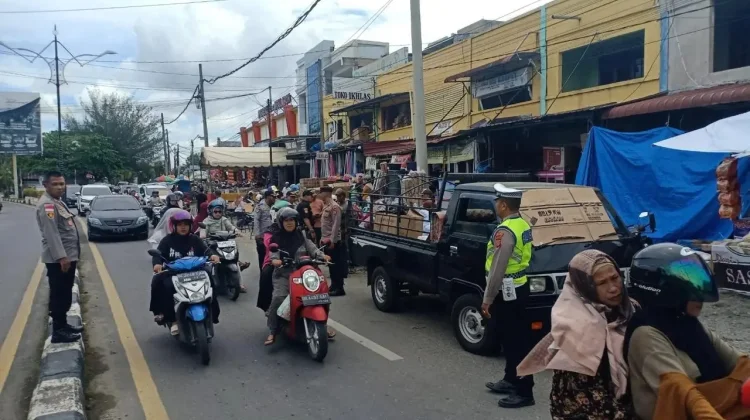 Personel Ops Ketupat Polres Aceh Barat Tertibkan Parkir di Pusat Keramaian