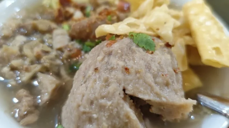 Bakso Hangat Jadi Pilihan Favorit Warga usai Tarawih