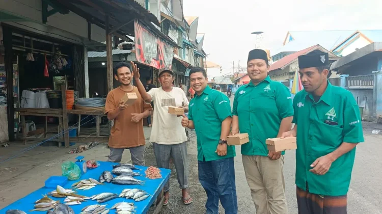 GP Ansor Aceh Barat Bagikan Ratusan Takjil di Pasar Meulaboh