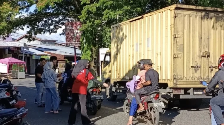 Hangatnya Berbagi di Senja Ramadan, Dea Star Ponsel Tebar Ratusan Takjil