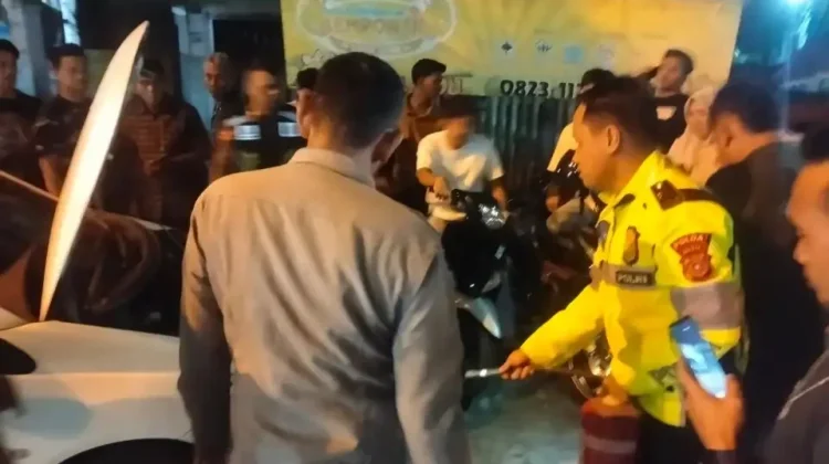 Polisi Sigap Padamkan Mobil Terbakar di Jalan Nasional Aceh Barat