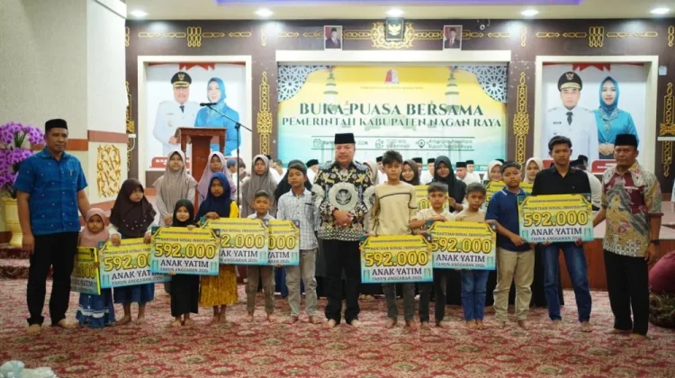 Bupati Nagan Raya Serahkan Bantuan Anak Yatim