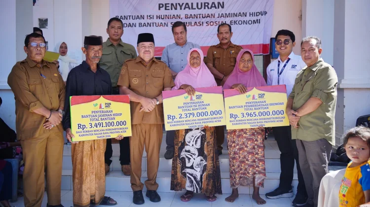 Bupati Nagan Raya Serahkan Bantuan Korban Bencana Hidrometeorologi