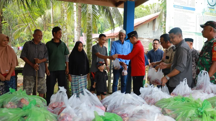 Bupati Aceh Barat Bagikan 6 Ton Daging Pemberian Presiden kepada Warga