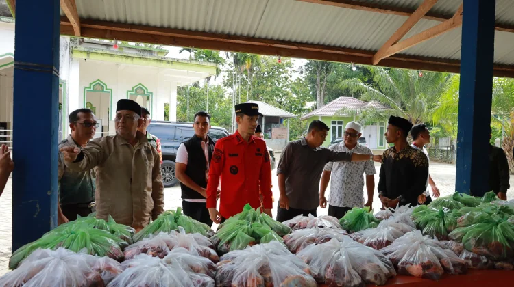Bupati Aceh Barat Serahkan Bantuan Daging Meugang Presiden