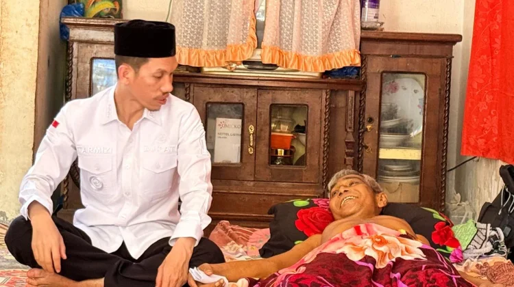 Bupati Aceh Barat Jenguk Kombatan GAM Sakit