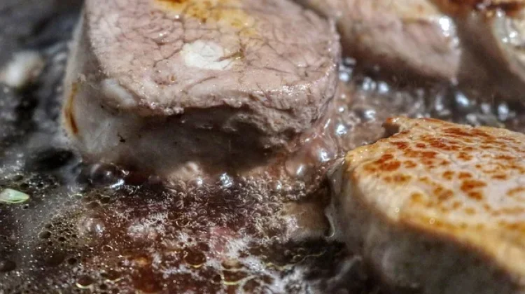 Cara Mudah Membersihkan Lemak Daging di Panci